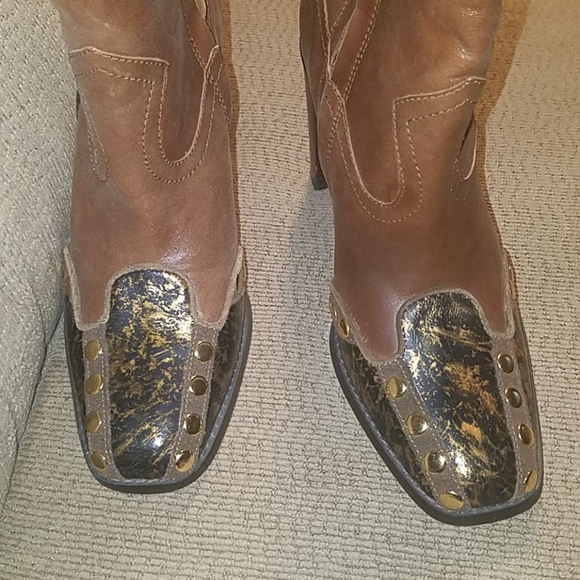 CAPETTA HEELED BOOTS 👢👢 - Picture 9 of 16